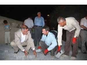 Hakkari’nin Medrese Mahallesi’ne İlk Kez Parke Taşı Döşeniyor