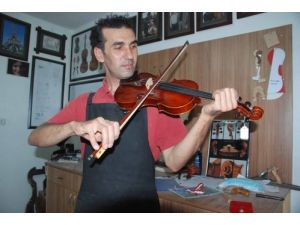 Marangoz Ustası Dünyanın En İyi 10 Kemanından Birini Yaptı