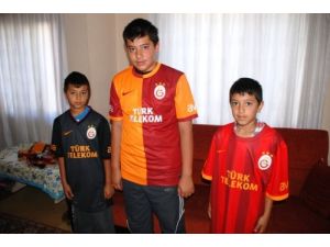 Galatasaraylı Minik Taraftarlar Formalarına Kavuştu