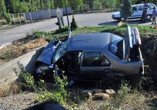 Otomobil sulama kanalına düştü: 7 yaralı