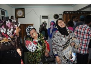 Sakal-ı Şerif’i İlk Defa Gören Roman Vatandaşlar Gözyaşı Döktü