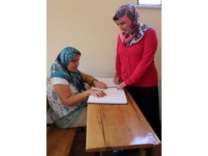 19 Yaşında Kabartma Yazıyla Kur’an’ı Öğrendi Ve 17 Engelliye De Öğretti