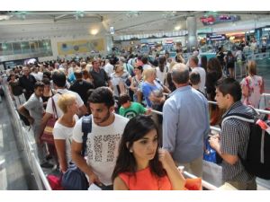 Polnet Arızası Pasaport Kuyrukları Oluşturdu