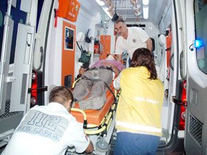 Park halindeki otomobile arkadan çarptı:10 yaralı 