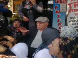 Para dağıtan adam izdihamı