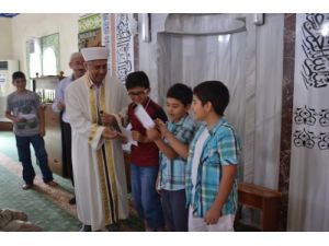 Cemaatle Namaza Devam Ettiler, Bayram Harçlığını Şimdiden Kazandılar