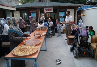 Engelliler hergün iftarda buluşuyor