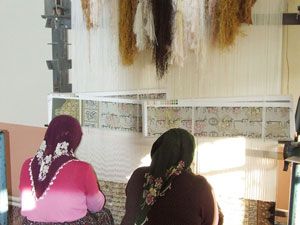 Yasini Şerif ipek halı tezgahına dokunuyor
