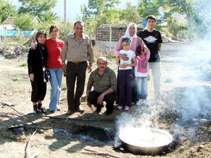 40 yıldır kendi ürettiği üzümlerden pekmez yapıyor