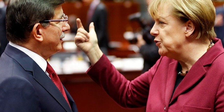 BBC belgeselinde ortaya çıktı: Merkel ile Davutoğlu, AB yetkililerinden habersiz görüşmüş