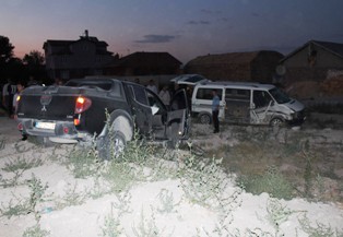 Kamyonetle minibüs çarpıştı: 9 yaralı