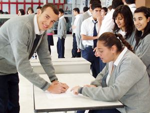 Küçük öğrencilerden demokrasi örneği