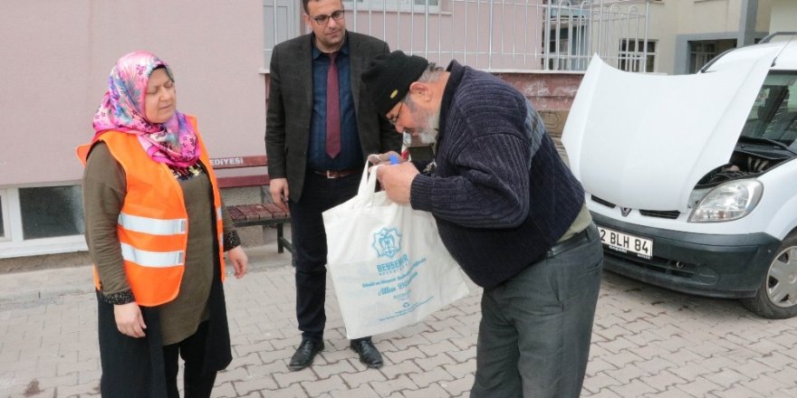 Beyşehir Belediyesinden vatandaşlara ücretsiz bez alışveriş torbası