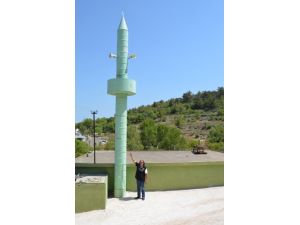 Mazot Varilinden Yapılan Cami Minaresi Dikkat Çekiyor