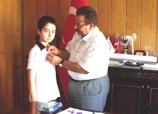 Çökgel, başarılı öğrenciyi ödüllendirdi