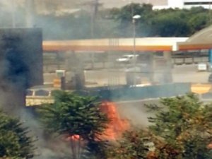 Benzin istasyonu yanındaki yangın korkuttu