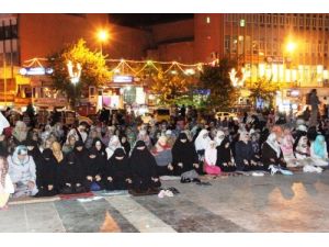 Diyarbakır'da 10 Binler Mısır'a Destek İçin Dağkapı Meydanı'na Akın Etti