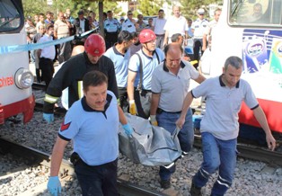 Tramvay altında kalarak hayatını kaybetti
