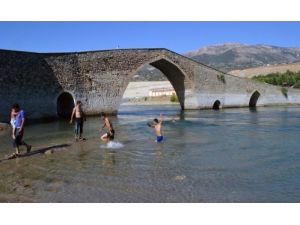 Sıcak Havadan Bunalan Vatandaşlar, Ceyhan Nehri'nde Serinliyor