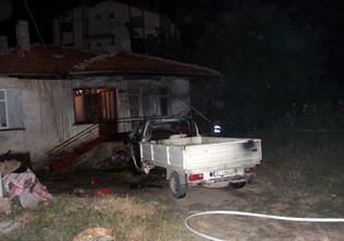 Kendiliğinden hareket eden kamyonet evi yaktı
