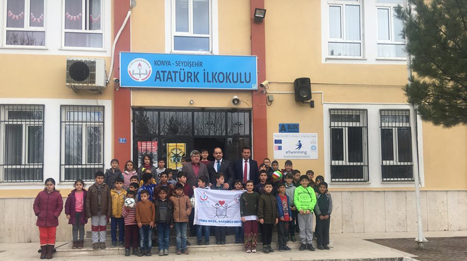 Atatürk İlkokulu’na  beyaz bayrak