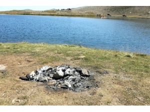 Uludağ’ın Göllerinden 300 Kilo Çöp Toplandı