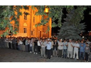 Mısır’da Hayatını Kaybedenler İçin Cenaze Namazı Kıldılar