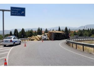 Yatağan'da Saman Yüklü Kamyon Devrildi