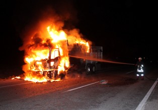 Alev alev yanan kamyon küle döndü