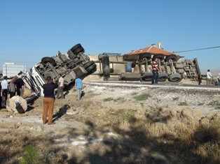 Devrilen TIR karayolunu bir saat ulaşıma kapattı