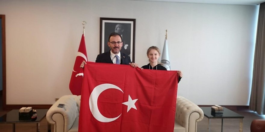 Bakan Kasapoğlu, Türk bayrağı hassasiyetiyle takdir toplayan Selen Gündüz ile buluştu