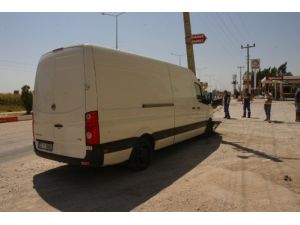 Direksiyon Hakimiyetini Kaybeden Minibüs Sürücüsü, Elektrik Direğine Çarptı