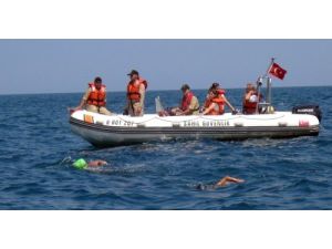 Engelli Sporcu, Denizler Kirlenmesin Diye Tek Koluyla Kulaç Attı