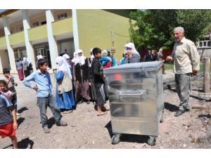 Vali Eşi, Köylere Çöp Konteyneri Götürdü