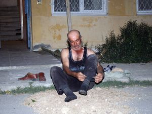 Belediyeyi teyemmüm yaparak protesto etti