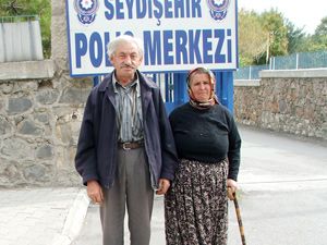 Emekli, banka önünde dolandırıldı