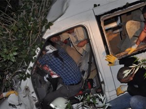 İşçileri taşıyan araç ağaca çarptı: 2 ölü, 13 yaralı
