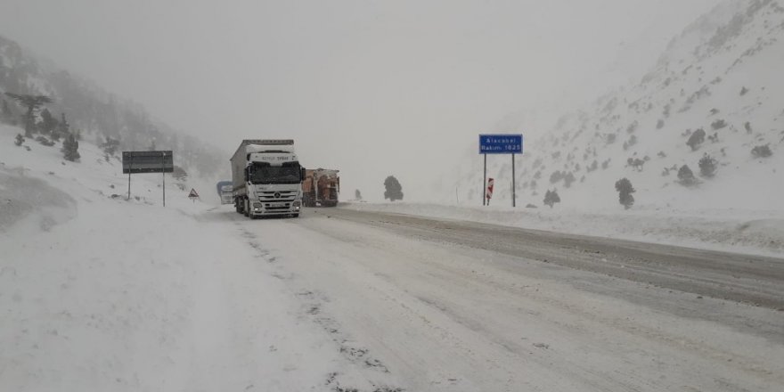 Antalya-Konya karayolunda kar yağışı ve tipi