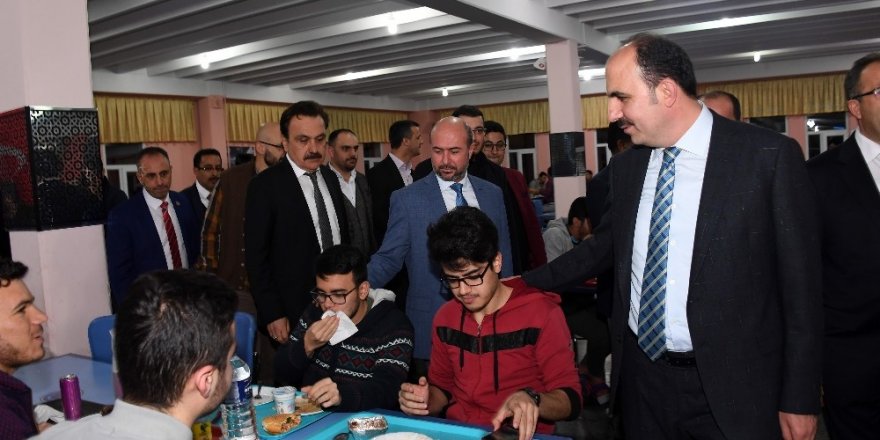 Başkan Altay, üniversiteli gençlerle buluştu