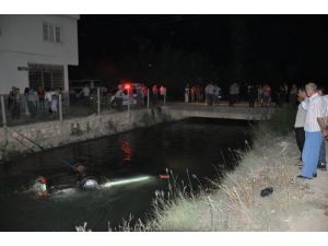 Sulama Kanalına Düşen Araçtaki İki Kişiyi Vatandaşlar Kurtardı