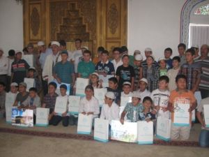 İmam, 40 Gün Cemaatle Namaz Kılan 50 Çocuğa Tablet Hediye Etti