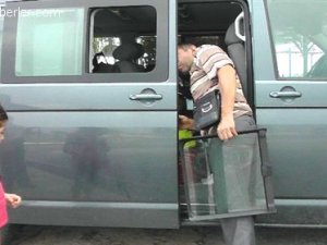 Gurbetçinin Aracının Camını Kırıp Valizlerini Çaldılar