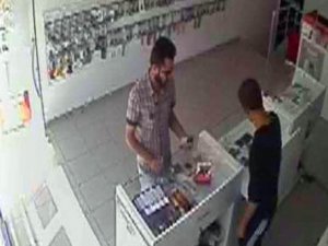 Biri oyaladı diğeri telefon çaldı