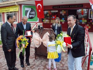 Eğitime katkıda bulunan kurumlara plaket