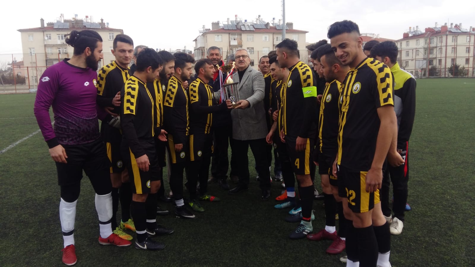 Seydişehir Belediyespor kupasını aldı