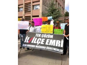 Özür Mağduru Öğretmenler, Meb Önünde Türkülü Eylem Yaptı