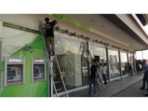 Taksim'deki Banka Kepenkle Önlem Aldı