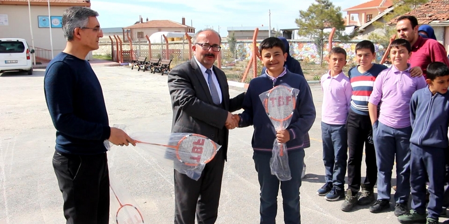 Göçü İlkokuluna badminton malzemesi dağıtıldı  