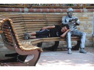 Heykelin Kucağında Şekerleme Yaptı