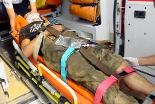 Tamir ettiği kamyonet üzerinden geçti